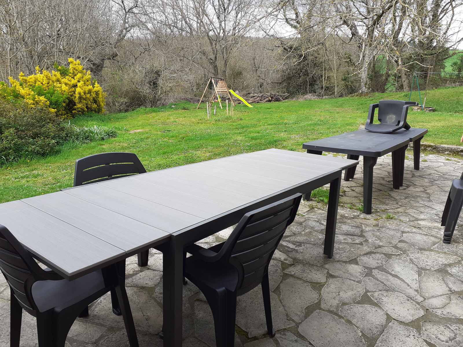 Terrasse Nord donnant sur le portique et la forêt